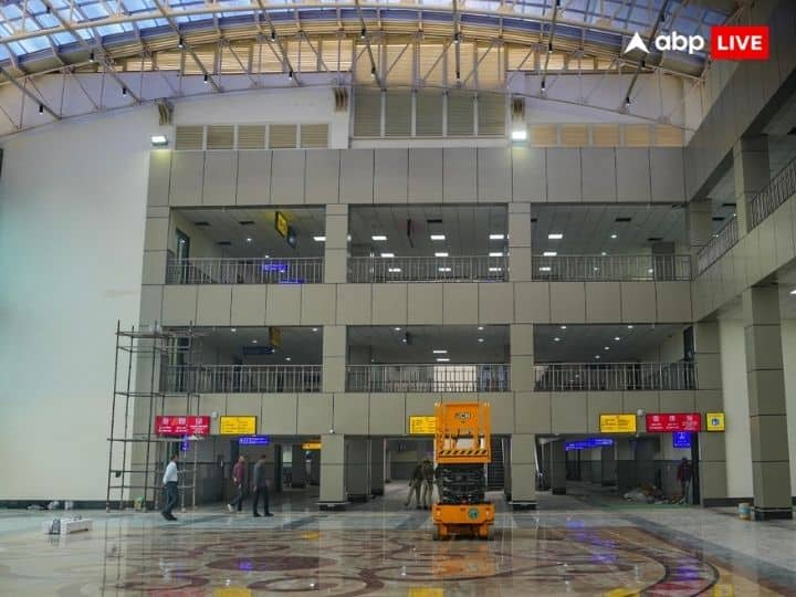 चल रहा सेंट्रल हॉल सजाने का काम : नए स्टेशन के उद्घाटन से पहले कर्मचारी इसके मुख्य केंद्रीय हॉल को सजाने में लगे हैं.