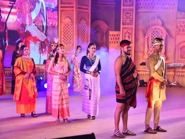 Udaipur News: शिल्प ग्राम के मुक्ताकाशी मंच पर उत्तर-पूर्व फैशन शो में मेवाड़ के हजारों दर्शकों ने देश के नॉर्थ-ईस्ट हिस्से के राज्यों की पोशाकों का जलवा देख खूब तालियां बजाई.