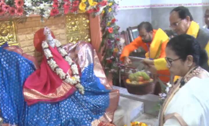 চাকলার লোকনাথধামে পুজো দেওয়ার পরে মুখ্যমন্ত্রী বললেন, 'ছোট ছোট তীর্থস্থানগুলির জন্য ৪০০ কোটি টাকা খরচ করা হয়েছে। শুধুমাত্র দক্ষিণেশ্বর স্কাইওয়াকে ৮০-৯০ কোটি টাকা খরচ করা হচ্ছে। কালীঘাটেও স্কাইওয়াক হচ্ছে।' (ছবি:Mamata Banerjee Facebook)