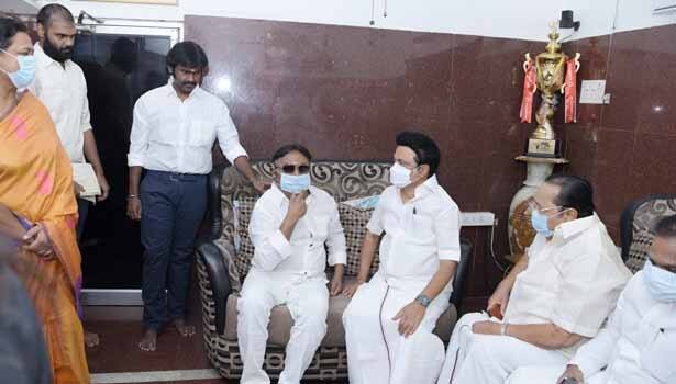 மறைந்த தேமுதிக தலைவர் விஜயகாந்த் மறைவிற்கு முதலமைச்சர் ஸ்டாலின் நேரில் அஞ்சலி செலுத்தினார். “அன்பிற்கினிய நண்பர் - தேசிய முற்போக்கு திராவிடக் கழக நிறுவனத் தலைவர் கேப்டன் விஜயகாந்த் அவர்களுக்கு இறுதி மரியாதை செலுத்தினேன். நல்ல உள்ளத்திற்குச் சொந்தக்காரரான நண்பர் விஜயகாந்த் அவர்கள் திரையுலகிலும் பொதுவாழ்விலும் தனது கடும் உழைப்பினால் வெற்றிகரமான முத்திரைகளைப் பதித்த சாதனையாளர். நடிகராக, நடிகர் சங்கத் தலைவராக, அரசியல் கட்சித் தலைவராக, சட்டமன்ற உறுப்பினராக, எதிர்க்கட்சித் தலைவராக அவர் ஏற்றுக்கொண்ட பணி எதுவாக இருந்தாலும் அதில் முழுமையாகத் தன்னை ஈடுபடுத்திக் கொண்டு தன்னைச் சார்ந்த அனைவருக்கும் உறுதுணையாக இருந்தவர். குடும்ப நண்பராக என்னிடம் பழகியவர். முத்தமிழறிஞர் கலைஞர் அவர்களின் மீது என்றென்றும் தனிப்பாசம் கொண்டவர். தனது திருமணம் உள்ளிட்ட குடும்ப நிகழ்வுகளைத் தலைவர் கலைஞர் தலைமையில் நடத்திய தமிழ் உணர்வாளரான நண்பர் விஜயகாந்த், நடிகர் சங்கத்தலைவராக இருந்தபோது தலைவர் கலைஞர் அவர்களின் கலையுலகப் பொன்விழாவைப் பாராட்டி, திரையுலகின் சார்பில் மாபெரும் விழா எடுத்து, தங்கப் பேனாவை பரிசாக அளித்தவர். தலைவர் கலைஞர் அவர்கள் உடல்நலன் குன்றியிருந்தபோது, நேரில் வந்து உடல்நலன் விசாரித்து சென்றதுடன், தலைவர் கலைஞர் மறைவெய்ந்தியபோது, வெளிநாட்டில் இருந்த நண்பர் விஜயகாந்த் கண்ணீர் மல்க காணொளி அனுப்பி தன் இரங்கலைத் தெரிவித்ததையும், வெளிநாட்டிலிருந்து திரும்பியதும் விமான நிலையத்திலிருந்து நள்ளிரவில் நேராகச் சென்னை கடற்கரையில் உள்ள தலைவர் கலைஞரின் ஓய்விடம் சென்று தன் வணக்கத்தைச் செலுத்தியதையும் எவரும் மறக்க முடியாது. தமிழுணர்வும் தாராள மனமும் கொண்ட உன்னத மனிதரான நண்பர் விஜயகாந்த் அவர்களுடன் கலைத்துறையில் இணைந்து செயல்பட்ட காலங்கள் நெஞ்சில் நிழலாடுகின்றன. முத்தமிழறிஞர் கலைஞர் அவர்களின் வசனத்தில் விஜயகாந்த் கதாநாயகனான நடித்த ‘மக்கள் ஆணையிட்டால்’ என்ற படத்தில், கலைஞர் எழுதிய பாடல் காட்சியில் நானும் பங்கேற்றிருந்தது நினைவில் மலர்கிறது. அவருடனான நட்பு எந்தக் காலத்திலும், எத்தகைய அரசியல் சூழலிலும் மாறவேயில்லை. நண்பர் விஜயகாந்த் உடல்நலன் குன்றியிருந்த நிலையில், இரண்டு முறை நேரில் சென்று சந்தித்து, அவர் விரைந்து நலம் பெற விரும்பினேன். இயற்கை இரக்கமின்றி என் நண்பரின் வாழ்வை எடுத்துக் கொண்டிருக்கிறது. கேப்டன் எனத் தமிழ் மக்களால் அன்புடன் அழைக்கப்படும் அன்பு நண்பர் விஜயகாந்த் அவர்களின் மறைவு தமிழ்நாட்டிற்கும் திரையுலகிற்கும் பேரிழப்பாகும். இந்த மிகத் துயரமான சூழலில், என்னை நானே தேற்றிக் கொண்டு, கேப்டன் விஜயகாந்த்தை இழந்து தவிக்கும் சகோதரி பிரேமலதா விஜயகாந்த் உள்ளிட்ட அவரது குடும்பத்தினருக்கும், தேசிய முற்போக்கு திராவிடக் கழகத் தொண்டர்களுக்கும், திரையுலகத்தினருக்கும், இரசிகர்களுக்கும் என் ஆறுதலைத் தெரிவித்துக் கொள்கிறேன். திராவிட முன்னேற்றக் கழகத்தின் சார்பில் இரங்கலைத் தெரிவித்துக் கொள்கிறேன். திரு. விஜயகாந்த் அவர்களுக்கு அஞ்சலி செலுத்தும் வகையில் அவரது இறுதிப் பயணத்திற்கு முழு அரசு மரியாதை வழங்கப்படும்.” - தமிழக முதல்வர் மு.க.ஸ்டாலின்