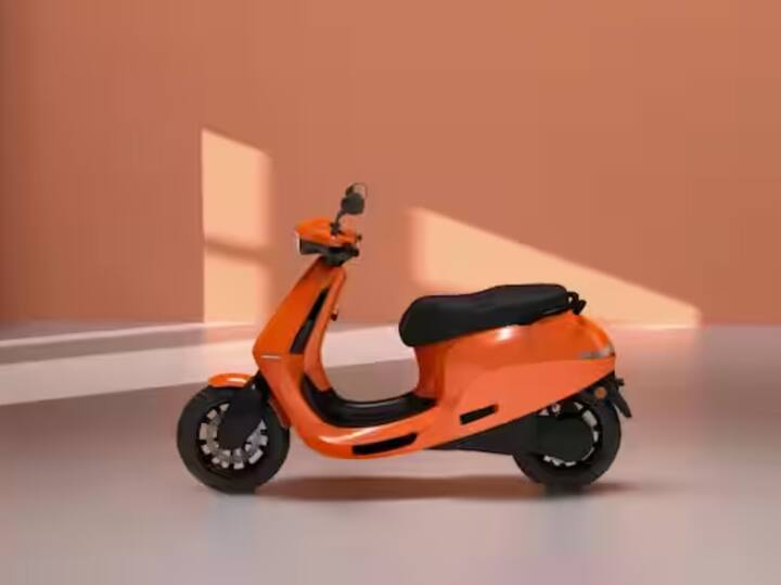 ਦੂਜਾ ਇਲੈਕਟ੍ਰਿਕ ਸਕੂਟਰ Ola S1 Pro Second Gen ਹੈ, ਜੋ ਕਿ ਸ਼ਾਨਦਾਰ ਰਾਈਡਿੰਗ ਰੇਂਜ ਵਾਲਾ ਸਕੂਟਰ ਹੈ। ਇੱਕ ਵਾਰ ਚਾਰਜ ਕਰਨ 'ਤੇ ਇਹ 195 ਕਿਲੋਮੀਟਰ ਤੱਕ ਦੀ ਦੂਰੀ ਤੈਅ ਕਰ ਸਕਦਾ ਹੈ। ਇਸ ਦੀ ਟਾਪ ਸਪੀਡ 120 ਕਿਲੋਮੀਟਰ ਪ੍ਰਤੀ ਘੰਟਾ ਹੈ। ਇਸ ਨੂੰ ਘਰ ਲਿਆਉਣ ਲਈ ਤੁਹਾਨੂੰ 1,47,499 ਰੁਪਏ ਦੀ ਐਕਸ-ਸ਼ੋਰੂਮ ਕੀਮਤ ਅਦਾ ਕਰਨੀ ਪਵੇਗੀ।