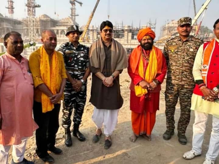 रघुराज प्रताप सिंह ने राम जन्मभूमि स्थल पर पहुंच कर राम मंदिर निर्माण की जानकारी ली और निरीक्षण किया.