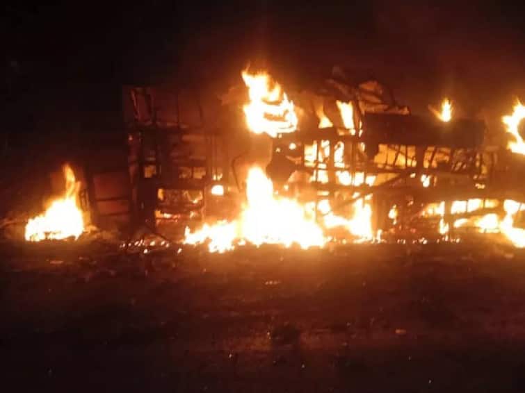13 people killed as bus catches fire after accident in Madhya Pradesh Bus Accident: டிப்பர் லாரியுடன் நேருக்கு நேர் மோதி தீப்பிடித்த தனியார் பேருந்து - 13 பேர் உயிரிழப்பு