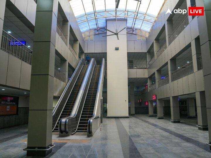 लिफ्ट और वेटिंग हॉल जैसी सुविधा : स्टेशन में विशाल प्रतीक्षालय, सामान घर, शौचालय, लिफ्ट और एस्केलेटर जैसी सुविधाएं भी हैं. इसमें एक पर्यटक सूचना खिड़की भी होगी.