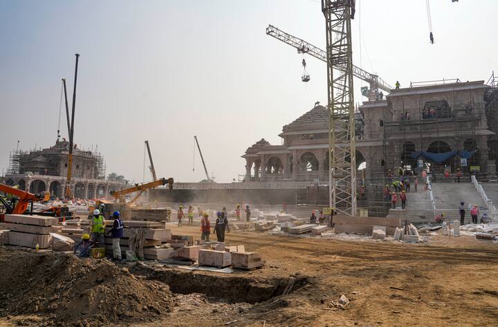 भव्य राम मंदिरात 392 खांब असतील आणि 14 फूट रुंद, 732 मीटर लांब 'परकोटा' परिमिती असेल. प्राचीन काळात बाहेरील हल्ल्यांपासून संरक्षण करण्यासाठी शहराभोवती बांधलेली एक मजबूत भिंत बांधली जायची ज्याला 'परकोटा' असं म्हणत, यामध्ये प्रवेशासाठी दरवाजे होते. (Image Source : PTI)