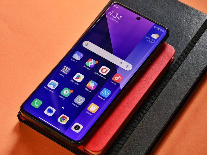 चीनी स्मार्टफोन ब्रांड रेडमी भारत में 4 जनवरी को Redmi Note 13 Pro सीरीज लॉन्च करेगी. इस सीरीज तहत तीन स्मार्टफोन लॉन्च किए जाएंगे जिसमें टॉप एंड मॉडल Redmi Note 13 Pro Plus होगा. इसमें आपको 200MP का कैमरा मिलेगा. लॉन्च से पहले हम आपको इस फोन की कुछ तस्वीरें दिखाने जा रहे हैं जिससे आपको इसके लुक और डिजाइन के बारे में कुछ आइडिया मिल जाएगा.