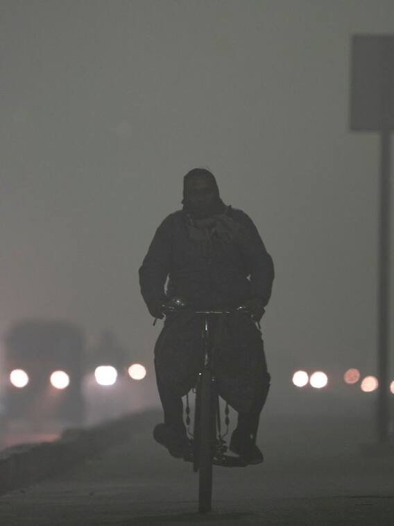 दिल्ली में ठंड के साथ बढ़ा कोहरे का कहर, जमीन से आसमान तक दिखा असर