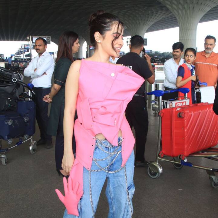 পোশাক নিয়ে বছরের প্রায় সারাটা সময়ই বিতর্কের কেন্দ্রে উরফি জাভেদ। বলিউডের অন্যতম সেনসেশন কুইন উরফি। পোশাক নিয়ে নানারকম পরীক্ষা-নিরীক্ষার মধ্য দিয়েই সংবাদের শিরোনামে দেখা যায় তাঁকে। আর সেই জন্য কখনও গায়ে তুলে নেন ব্লেডের পোশাক, কখনও অ্যালুমিনিয়াম পাত আবার কখনও পাতার পোশাকে ঢেকে রাখেন নিজের শরীর। ছবি- নিজস্ব