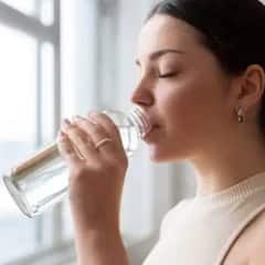 Health Tips: শীতে খালি পেটে গরম, অল্প গরম নাকি ঠান্ডা জল পান করা উচিত ?