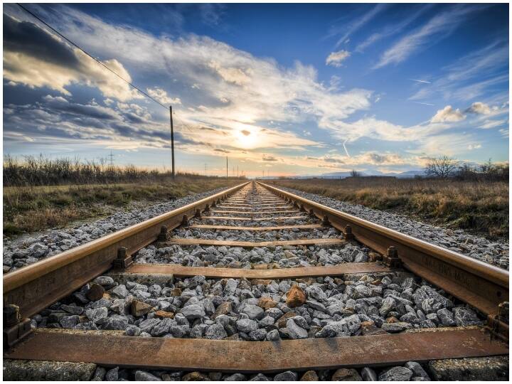 भारत में इकलौती ऐसी जगह होने की वजह से इसकी काफी चर्चा कहती है. इसमें पूर्व दिशा में गोंदिया से आने वाला ट्रैक हावड़ा-राउरकेला-रायपुर लाइन है.