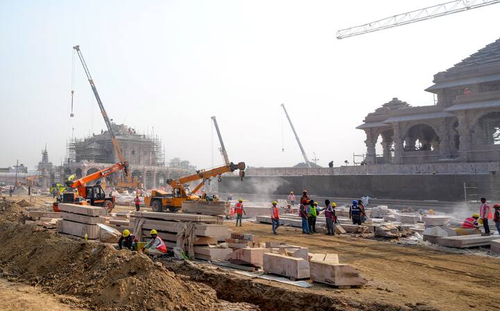 राममंदिर परिसरात वृद्ध आणि दिव्यांग लोकांची ये-जा सुरळीत करण्यासाठीही सुविधा करण्यात येत आहे. या सर्व लोकांसाठी परिसरात अनेक विशेष सुविधा उपलब्ध करून देण्याचे काम सुरु आहे. (Image Source : PTI)