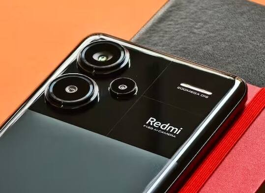કંપની Redmi Note 13 Pro Plusને વ્હાઇટ, બ્લેક અને અન્ય કલર વિકલ્પોમાં લોન્ચ કરી શકે છે. ટિપસ્ટર યોગેશ બરારે આ મોડલની કેટલીક તસવીરો શેર કરી છે જે અમે અહીં શેર કરી રહ્યાં છીએ.