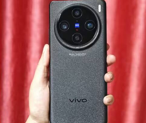 Vivo X100 સિરીઝ પણ એ જ દિવસે લોન્ચ થવા જઈ રહી છે. આ સીરીઝ હેઠળ Vivo X100 અને Vivo X100 Pro સ્માર્ટફોન લોન્ચ કરવામાં આવશે. પ્રો મોડેલમાં તમને એક શાનદાર કેમેરા સેટઅપ મળશે. કંપની બંને ફોનમાં MediaTek Dimensity 9300 SoC આપી શકે છે.