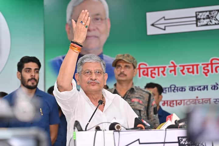 ललन सिंह ने कहा कि केंद्र की सत्तारूढ़ बीजेपी के इशारे पर एक चर्चा  शुरू कर दी गई है. जेडीयू की राष्ट्रीय कार्यकारिणी की बैठक से पहले पार्टी अध्यक्ष पद से इस्तीफा देने की अटकलों के बीच ललन सिंह ने यह बात कही. (फाइल फोटो))