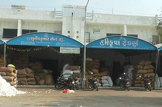 Accused of theft were not arrested traders protested by shutting down their business  Banaskantha:  ચોરીના આરોપીઓ ન પકડાતા વેપારીઓમાં આક્રોશ, અચોક્કસ મુદત માટે ધંધા-રોજગાર બંધ