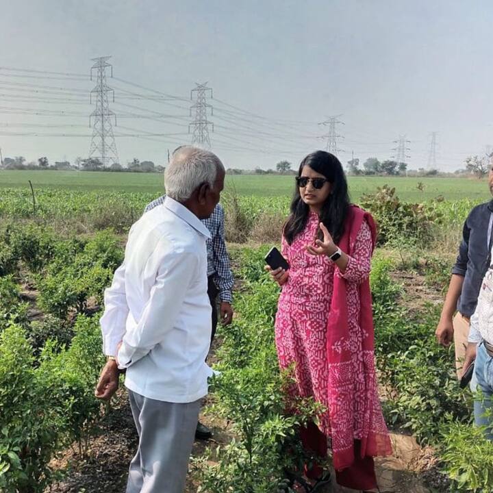 স্কুলের পড়াশোনা শেষ করে ন্যাশনাল ল স্কুলে ভর্তি হন সৌম্যা। আইন নিয়ে স্নাতক উত্তীর্ণ হওয়ার পর দিল্লি হাইকোর্টে সৌম্যা আবেদন করেন যাতে সেখানে শারীরিক বিশেষভাবে সক্ষম কোটায় শ্রবণ প্রতিবন্ধকতাও যোগ করা হয়। চিঠি লিখে আবেদন করেছিলেন সৌম্যা। ছবি- সৌম্যার ইনস্টাগ্রাম