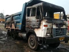 ह्रदयद्रावक! सख्ख्या भावा बहिणीला टिप्परने चिरडले, संतप्त जमावाकडून टिप्परची जाळपोळ