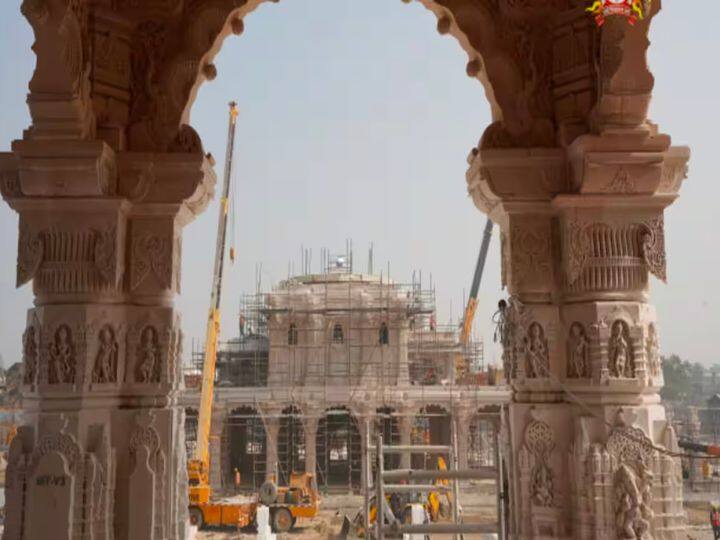 अयोध्या में बन रहे भव्य राम मंदिर को ढाई एकड़ में तैयार किया जा रहा है. भगवान राम के इस मंदिर को नागर शैली में बनाया जा रहा है. इस मंदिर की ऊंचाई कुल तीन मंजिला यानी 162 फीट होगी. मंदिर में 392 पिलर होंगे. गर्भगृह में 160 और ऊपरी तल में 132 खंभे होंगे.