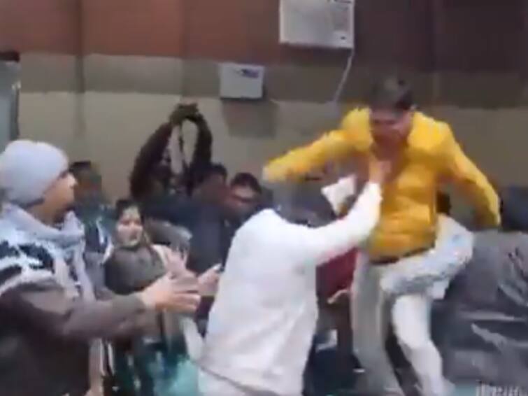 UP Shamli Municipal Council Fight Breaks Out Between Members Punches Kicks Viral Video Caught On Cam: Punches And Kicks Rain As UP Municipal Council Meet Turns Into WWE Arena