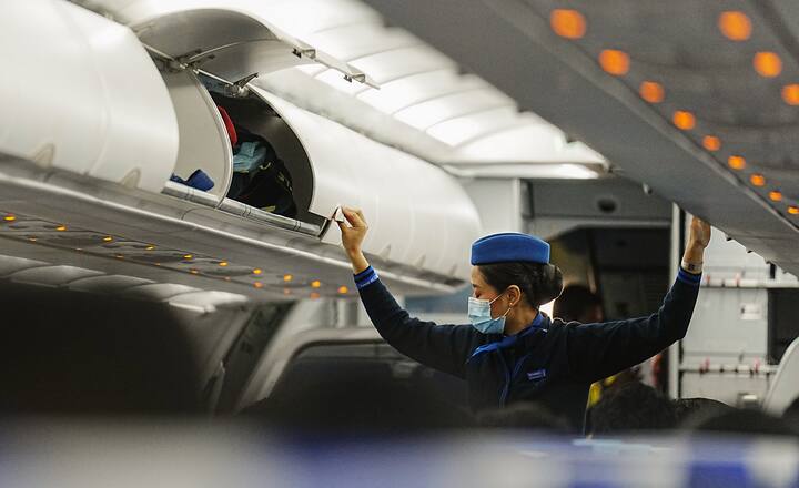 ठंड के चलते पूरे भारत में घना कोहरा छाया हुआ है, ऐसे में कई फ्लाइट्स डिले हो रही हैं, लेकिन क्या आप जानते हैं कि कितने घंटे डिले होने के बाद पैसेंजर्स को टिकट के पैसे रिफंड मिलते हैं?