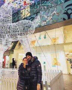 Karan Deol Pics: पापा से दूर मां और पत्नी के साथ इंग्लैंड में न्यू ईयर सेलिब्रेट करेंगे सनी देओल के बेटे करण देओल, शेयर की तस्वीरें