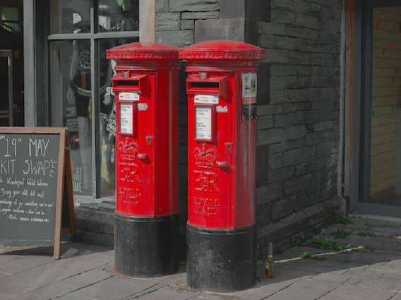 તમે કોઈપણ નજીકની પોસ્ટ ઓફિસની મુલાકાત લઈને સરળતાથી SCSS ખાતું ખોલી શકો છો. આ માટે PAN અને આધાર જરૂરી છે. આમાં ઓછામાં ઓછું 1,000 રૂપિયાનું રોકાણ કરવું પડશે અને વધુમાં વધુ 30 લાખ રૂપિયાનું રોકાણ કરવું પડશે.