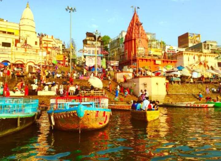 New Year 2024 Varanasi housefull more than 10 lakh tourists will come वारणसी हाऊसफुल, लाखो पर्यटक दाखल; नवीन वर्षाच्या स्वागतासाठी सर्वजण सज्ज  