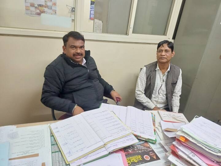 Ujjain Mayor Mukesh Tatwal resolved the cases in Madhya Pradesh ann Ujjain News: क्लर्क की कुर्सी पर क्यों बैठे उज्जैन महापौर मुकेश टटवाल? वजह जानकर हो जाएंगे हैरान