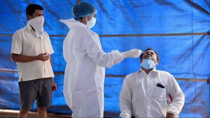 Covid cases in Maharashtra 14 corona positive patients found in Nashik district maharashtra marathi news Nashik Corona Update : नाशिककरांनो काळजी घ्या! जिल्ह्यात नववर्षाच्या पहिल्याच दिवशी आढळले 14 कोरोनाबाधित; एक रुग्ण दगावला