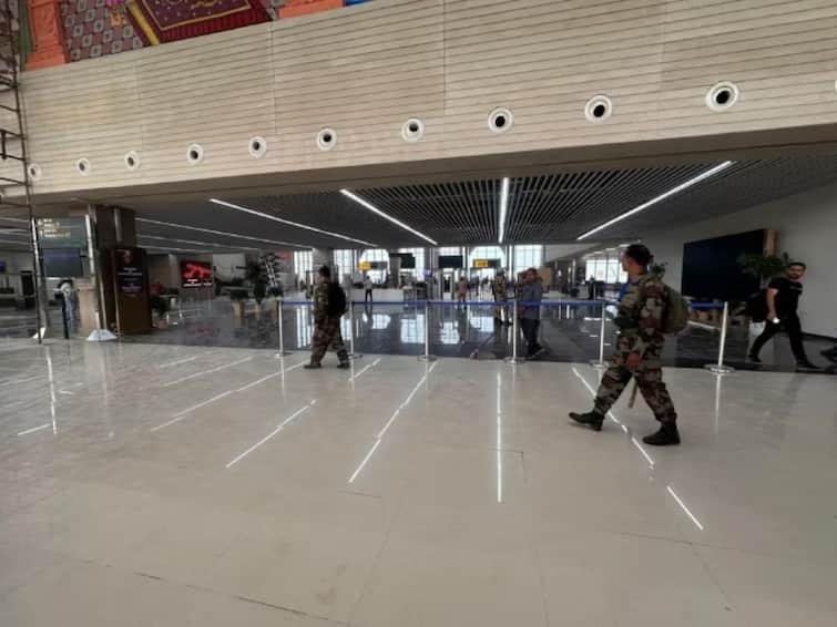 Security check carried out at Mangaluru International Airport after bomb threat Mangaluru International Airport:ఎయిర్‌పోర్ట్‌కి బాంబు బెదిరింపులు, పరుగులు పెట్టిన సిబ్బంది