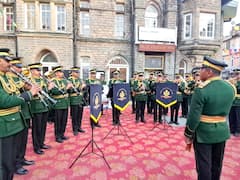 शिमला विंटर कार्निवाल में मंत्रमुग्ध कर देती है हिमाचल पुलिस बैंड की प्रस्तुति, खूब भा रही देशभक्ति की धुन