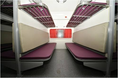 फेब्रुवारी 2019 मध्ये वंदे भारत ट्रेन सुरू झाल्यापासून उच्च आणि मध्यमवर्गीय प्रवाशांच्या पसंतीस उतरली मात्र गरीब आणि सर्वसाधारण प्रवाशांसाठी देखील त्याच दर्जाच्या सोयी आणि सुविधांसह कमी किमतीत प्रवास करण्यासाठी वंदे साधारण एक्सप्रेस बनवण्यात आली आहे.