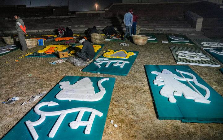 ৩ জন শিল্পী রামলালার ৩ তিনধরনের ৫১ ইঞ্চির পাথরের মূর্তি তৈরি করেছেন। গর্ভগৃহে রামলালার কোন মূর্তি প্রতিষ্ঠা করা হবে, তা নিয়ে আজই বৈঠকে সিদ্ধান্ত নেওয়া হবে।