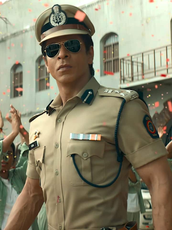 Shah Rukh Khan in Jawan: As Azad in Jawan, SRK truly left an indelible mark on the minds of the audience. Standing up for his women, the superstar set a different benchmark in the cop universe. He added his charm to the character and left everyone impressed with it.
