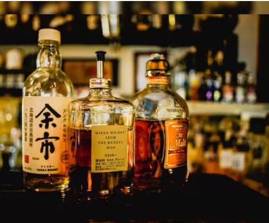 ਅਜਿਹੇ 'ਚ ਕਈ ਲੋਕਾਂ ਦੇ ਮਨ 'ਚ ਇਹ ਸਵਾਲ ਵੀ ਹੁੰਦਾ ਹੈ ਕਿ ਕੀ ਉਹ ਫਲਾਈਟ 'ਚ ਸ਼ਰਾਬ ਦੀ ਬੋਤਲ ਲੈ ਸਕਦੇ ਹਨ ਜਾਂ ਨਹੀਂ?