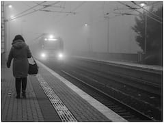 ट्रेन के चलने का सिस्टम तो कंट्रोल रुम से होता है... फिर कोहरे में लेट क्यों हो जाती है?