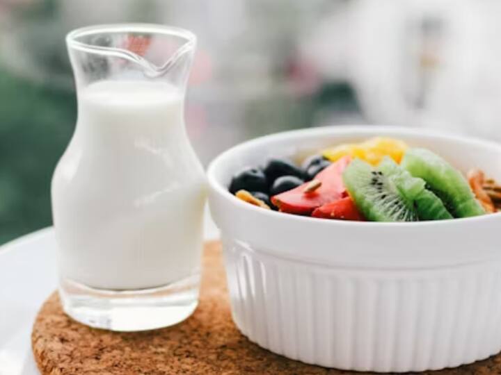 பழத்துடன் பால் கலந்து ஜூஸ் போட்டு குடிப்பதை தவிர்த்திருங்கள்.
