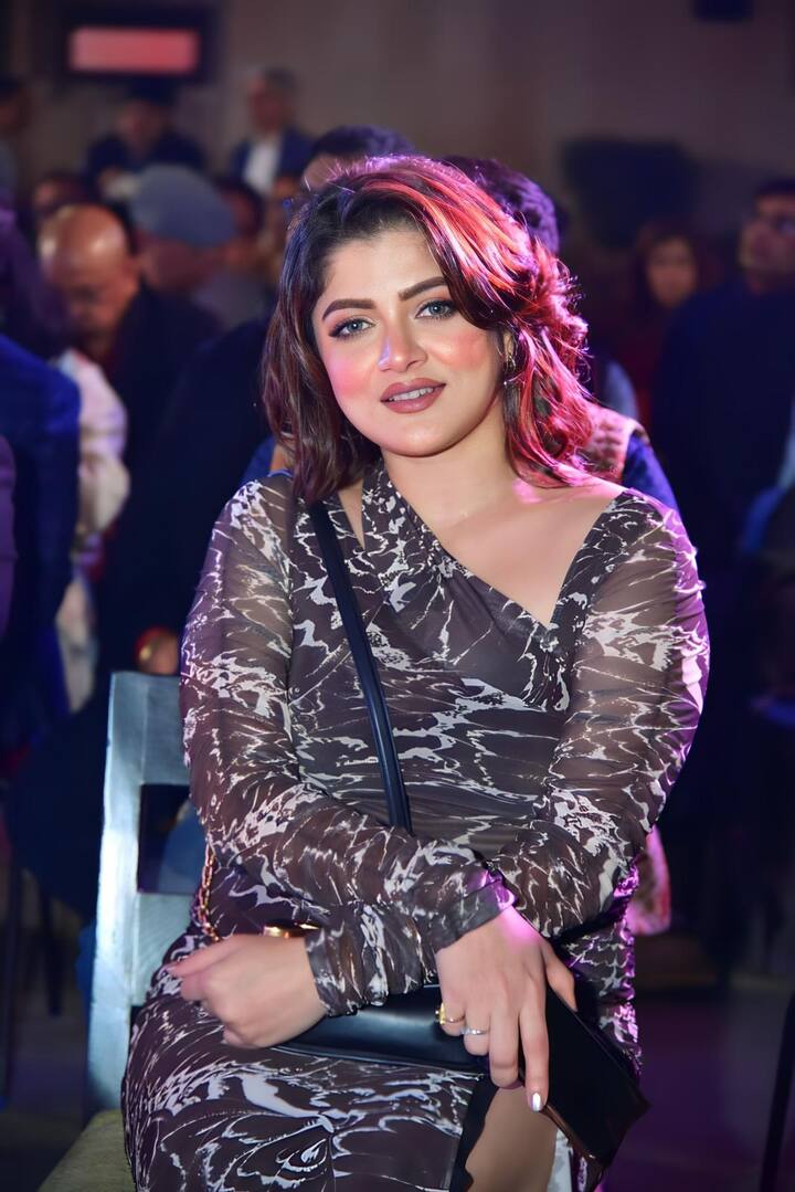 এদিনের অনুষ্ঠানে উপস্থিত ছিলেন অভিনেত্রী শ্রাবন্তী চট্টোপাধ্যায় সহ বিশিষ্টরা।