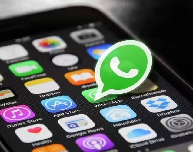 WhatsApp Meta AI : દરેક ક્ષેત્રમાં આર્ટિફિશિયલ ઈન્ટેલિજન્સ ટૂલ્સ ઉમેરવામાં આવી રહ્યા છે. હવે Meta WhatsAppમાં AI ચેટબોટને પણ સપોર્ટ કરવા જઈ રહ્યું છે. આ અંગેની તસવીર સામે આવી છે.