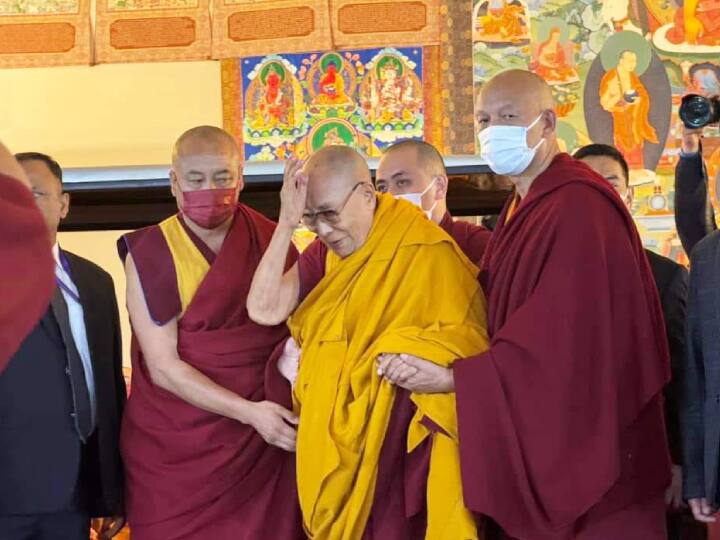 प्रवचन के पहले दिन शुक्रवार को परम पावन नागार्जुन की इन स्थिति ऑफ धम्म धातु पर प्रवचन दिया. 31 दिसंबर को वे मंजूश्री सशक्तिकरण प्रदान करेंगे. मंजू श्री का आह्वान करते हुए दलाई लामा उनकी शक्ति को यहां श्रद्धालुओं में आने का प्रवचन देंगे.