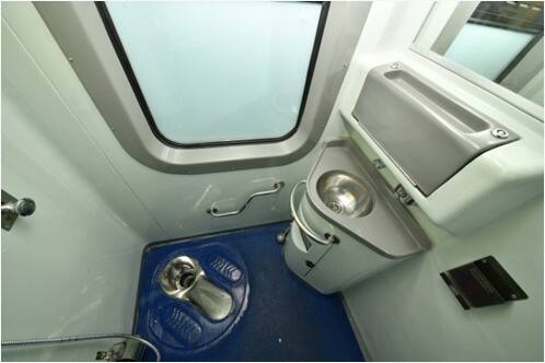 LHB push pull ट्रेन म्हणजेच वंदे साधारण एक्सप्रेस प्रवाशांच्या सेवेत लवकरच दाखल होणार  आहे. वंदे साधारण ही एक्सप्रेस नुकतीच चेन्नईच्या इंटिग्रल कोच फॅक्टरीमधून तयार होऊन मुंबईत दाखल झाली आहे.