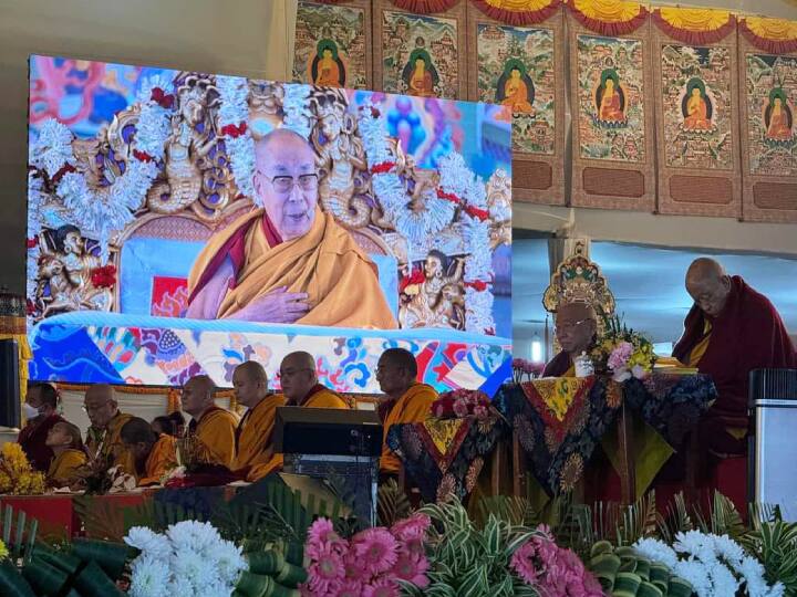 प्रवचन कार्यक्रम के दौरान मल्टी लेयर में कड़ी सुरक्षा व्यवस्था की गई है. एसएसपी आशीष भारती ने बताया कि प्रवास व प्रवचन कार्यक्रम के दौरान अतिरिक्त पुलिस बलों की प्रतिनियुक्ति की गई है. डीएम डॉ. त्यागराजन एसएम ने बताया कि सुरक्षा के दृष्टिकोण से सभी प्रबंध किए गए हैं.