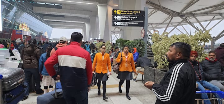 बात करें हवाई यात्रा की तो कोहरे का काफी असर विमानों की उड़ानों पर देखने को मिल रहा है. जहां एक तरफ कई उड़ानें विलंबित हुई हैं, तो कई विमानों को डायवर्ट करना पड़ा है. वहीं कुछ उड़ानों को रद्द भी किया गया है. कोहरे के कारण अब तक 250 से ज्यादा विमानों की उड़ान पर असर पड़ा है. दिल्ली आने वाली फ्लाइट दो से आठ घंटों की देरी से एयरपोर्ट पर आ रही हैं. 45 से ज्यादा उड़ानें दिल्ली से विलंबित हुई हैं. कुछ फ्लाइट को कैंसिल भी करना पड़ा है. यात्रियों को हो रही असुविधा को देखते हुए एयर इंडिया ने बुकिंग के रेशेड्यूल या कैंसिल कराने पर कोई भी अतिरिक्त चार्ज नहीं लेने की घोषणा की है.