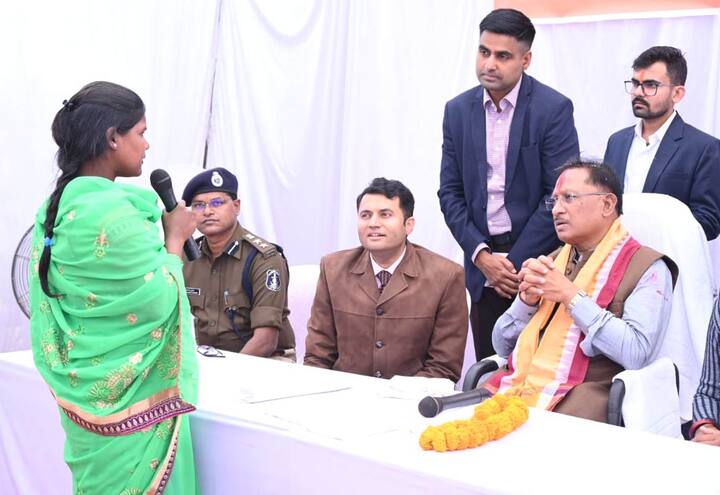 उन्होेंने यहां छत्तीसगढ़ की विशेष पिछड़ी जनजातियों में शामिल बिरहोर परिवारों से रूबरू होकर उन्हें इस योजना से मिल रहे लाभ की जानकारी ली. मुख्यमंत्री साय ने राष्ट्रपति के दत्तक पुत्र कहे जाने वाले बिरहोर परिवारों से अलग-अलग बातचीत कर स्वास्थ्य, शिक्षा, रोजगार सहित मूलभूत सुविधाओं के बारे में चर्चा की.