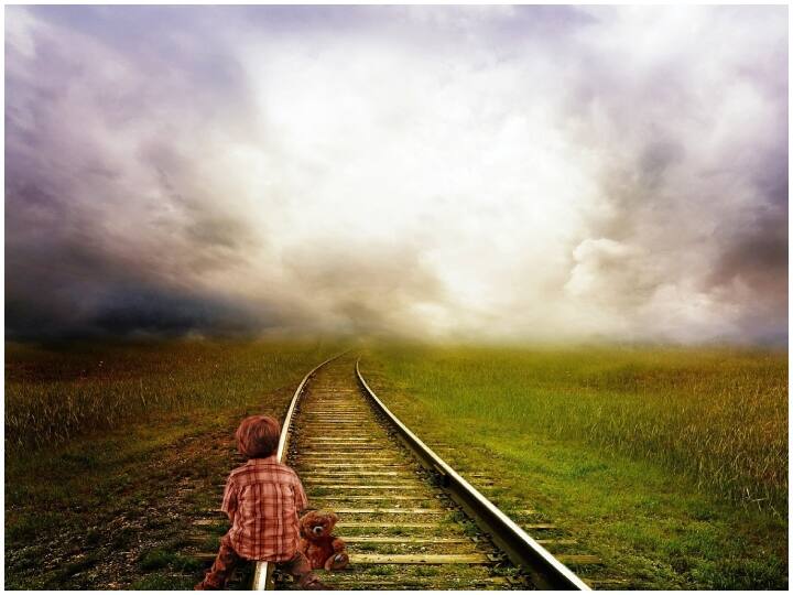 इसके अलावा ट्रेक में अवरोधक या कोई और घटना की जानकारी ना होने की वजह से स्पीड को कम रखा जाता है.