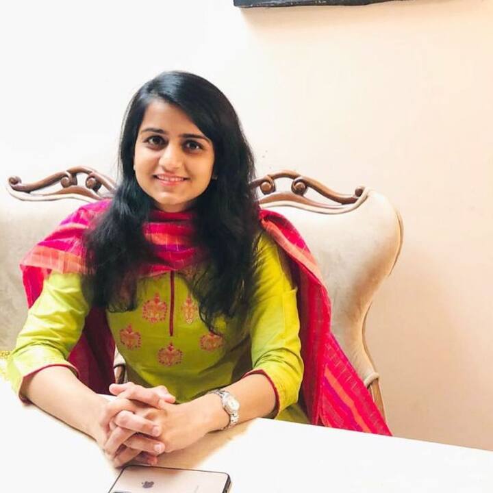 সৌম্যার জীবনের এই লড়াই দেশের সমস্ত ইউপিএসসি উৎসাহীদের প্রাণিত করবে। বর্তমানে তিনি নাগপুরের জেলা পরিষদে কর্মরত। ছবি- সৌম্যার ইনস্টাগ্রাম