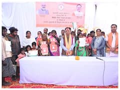 In Pics: राष्ट्रपति के दत्तक पुत्र बिरहोर जाति के लोगों से सीएम साय ने की मुलाकात, मूलभूत सुविधाओं के बारे में की चर्चा