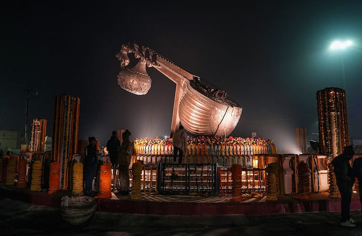 মোদি ও যোগীর আগে অযোধ্যাজুড়ে সাজো সাজো রব। রেলস্টেশন, এয়ারপোর্টের পাশাপাশি, হনুমানগড়িতেও এখন তুমুল ব্য়স্ততা।
