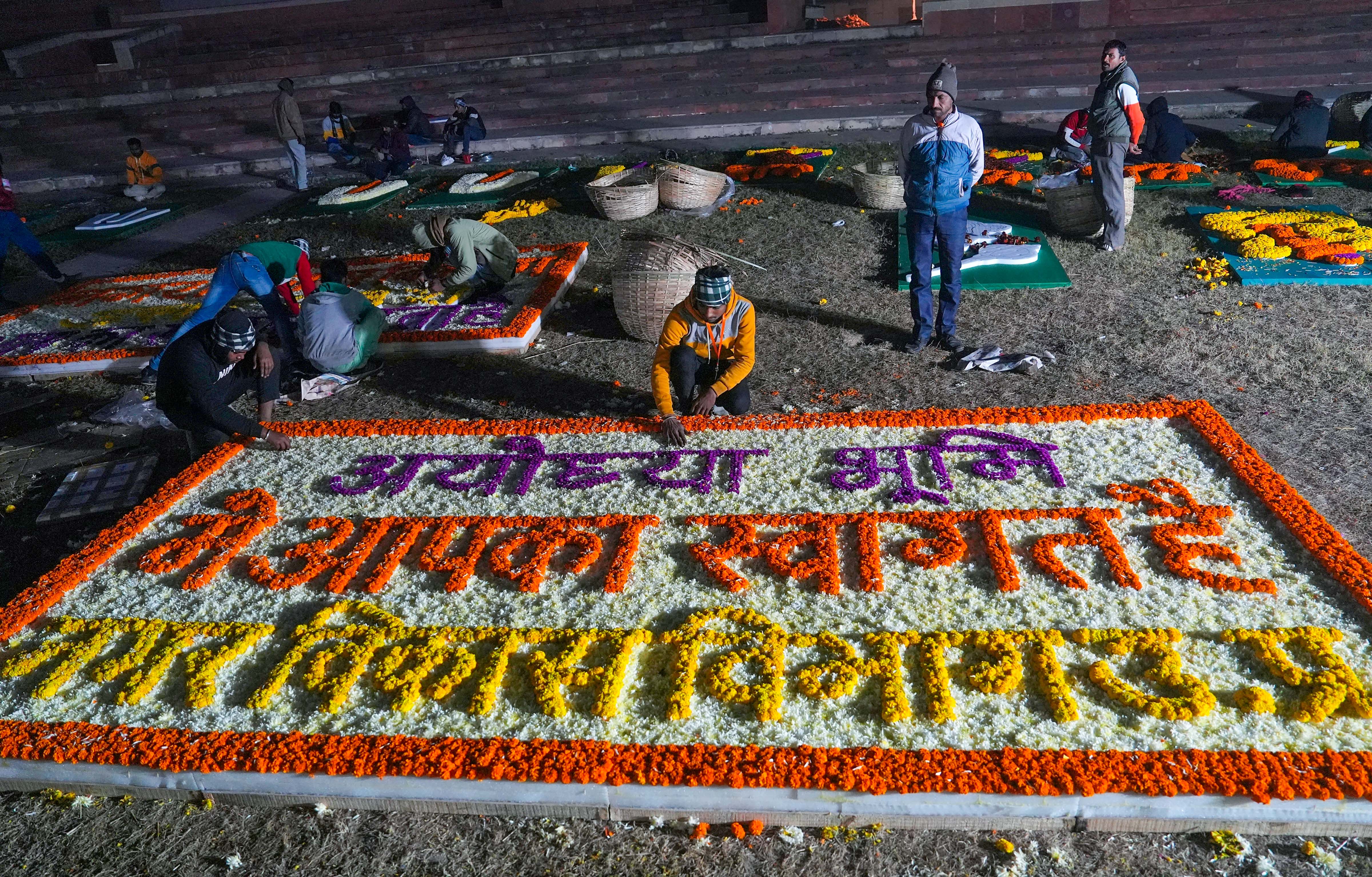 PM Modi Ayodhya Visit: पीएम मोदी के दौरे से पहले अयोध्या में तैयारियां तेज, शहर को फूलों से सजाया, 6 नई वंदे भारत ट्रेनों को दिखाएंगे हरी झंडी