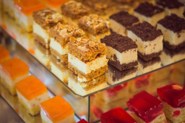 गोड खाण्यामुळे तोंडाच्या आरोग्यावर विपरीत परिणाम होऊ शकतो. साखर तोंडातील हानिकारक जीवाणूंसाठी अन्न स्रोत प्रदान करते, ज्यामुळे दातांशी संबंधिक अनेक समस्या होऊ शकतात. तुम्हालाही जेवणानंतर मिठाई खाण्याची सवय असेल तर त्याचे सेवन करणे टाळावे. (Photo Credit : Pexels)